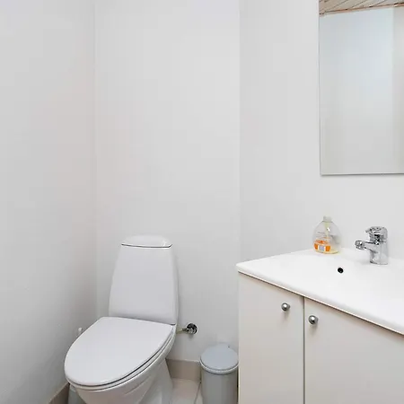 8 Person In Nyaraló *